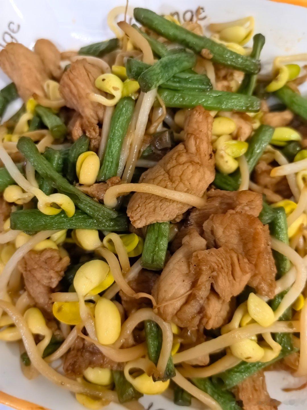 虽然晚上只有队友一个人吃但是也给他做了一菜一汤汤是南瓜汤菜是肉片炒豆角家里剩了点