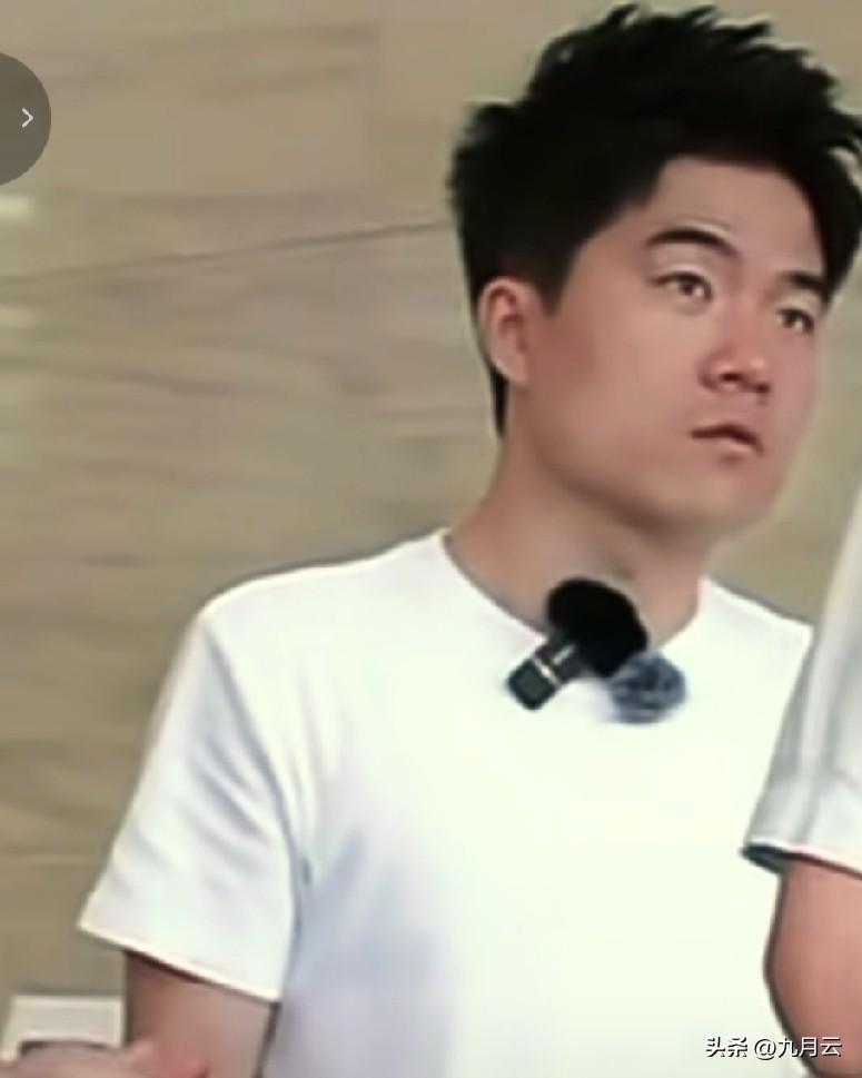 董宇辉向老师求教时，眼神是专注和好奇的，求知欲满的都要溢出来了。
    得知这