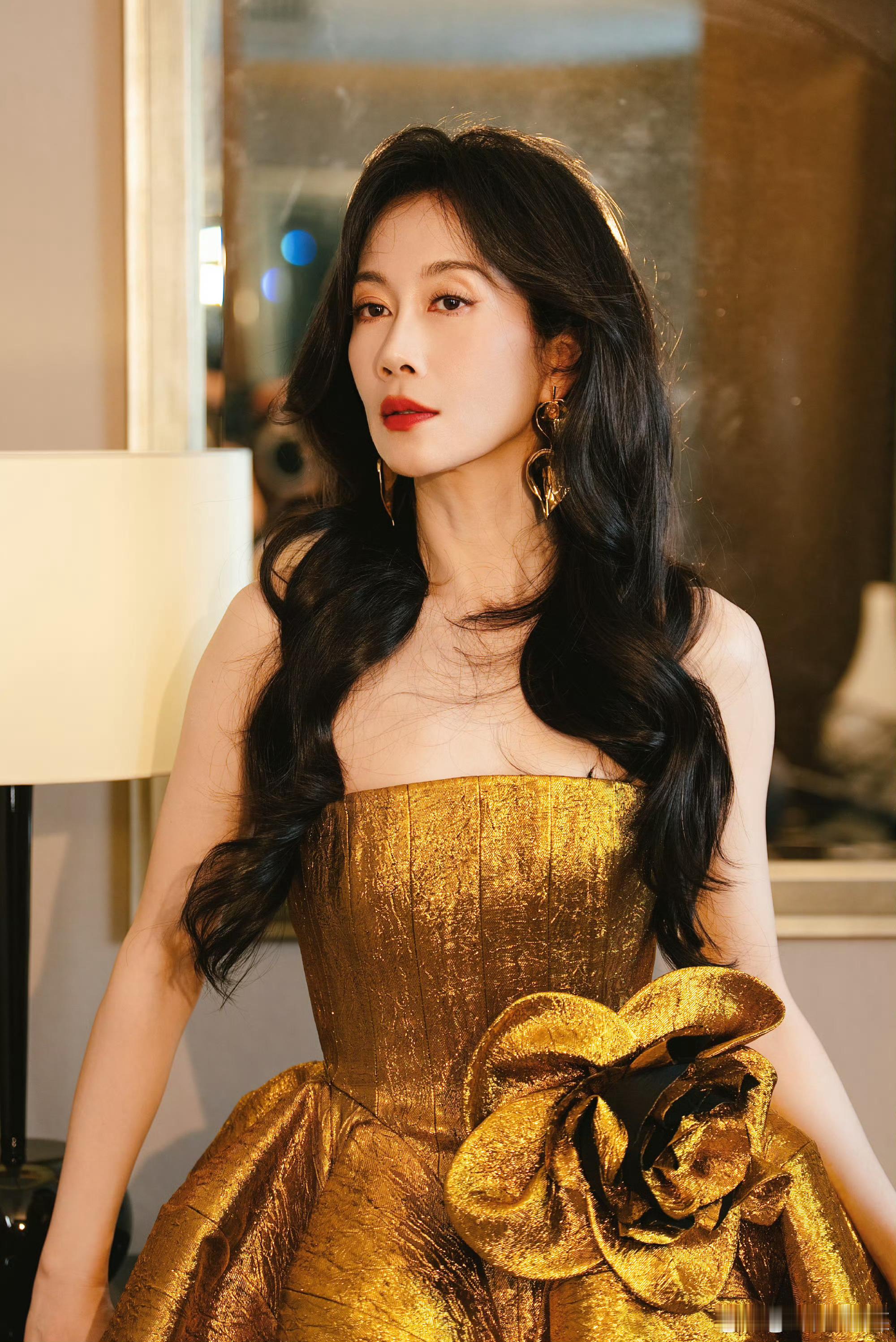 温峥嵘进步好大哇哦！从考核时的小紧张到舞台上的松弛感，姐姐这进步也太绝了吧！三人