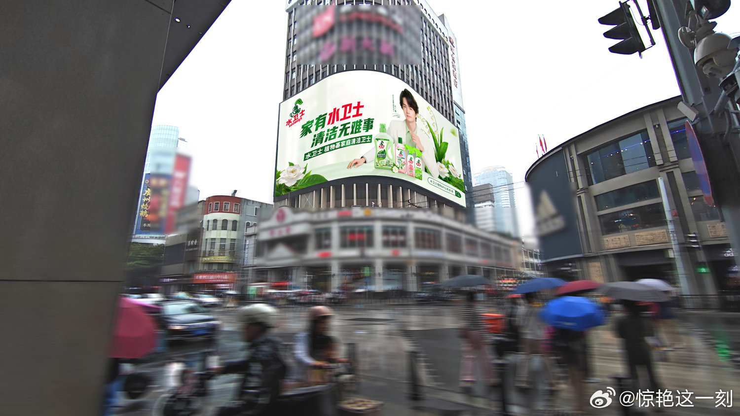 18城偶遇王一博 18座城市的大屏、摩天轮、梯媒同步点亮，品牌用一场盛大的线下刷