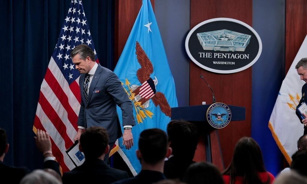 作为在国际军事圈趴了十几年的老观察员，看到赫格塞思这场发布会的转录稿，我脑子里第