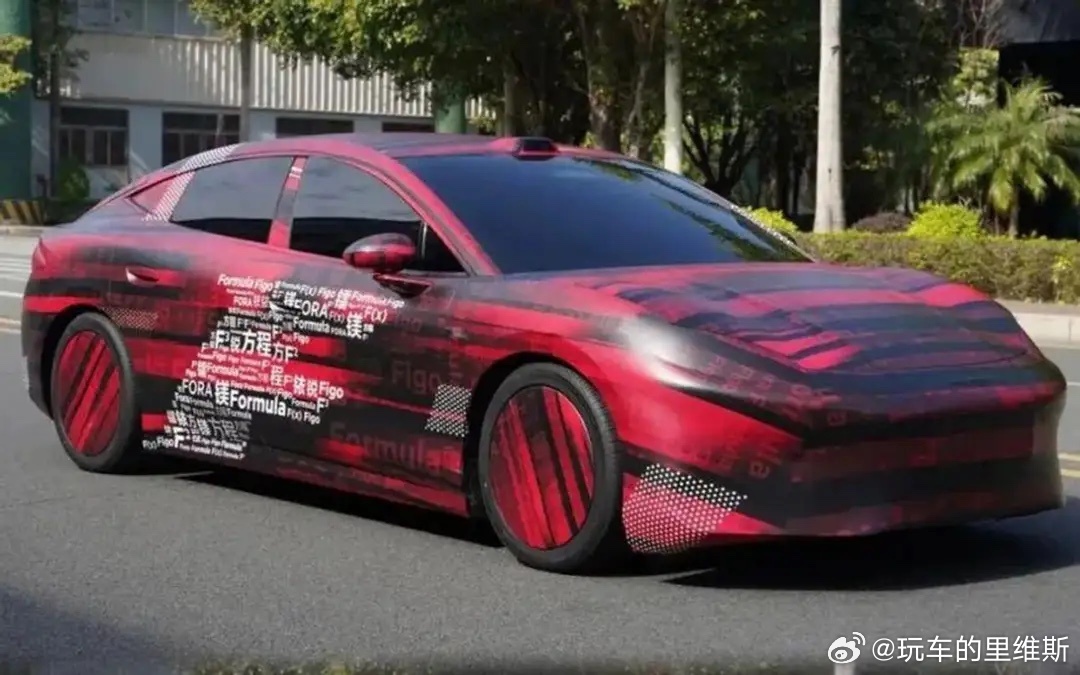 本来以为方程豹只会在硬派越野上玩花样，没想到直接甩出一台中大型轿跑，从谍照来看，