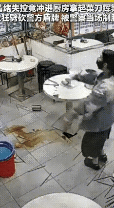 1月3号在香港一家牛杂店内，吉林的刘女士在店里用餐后，因手机没电了，无法支付饭费