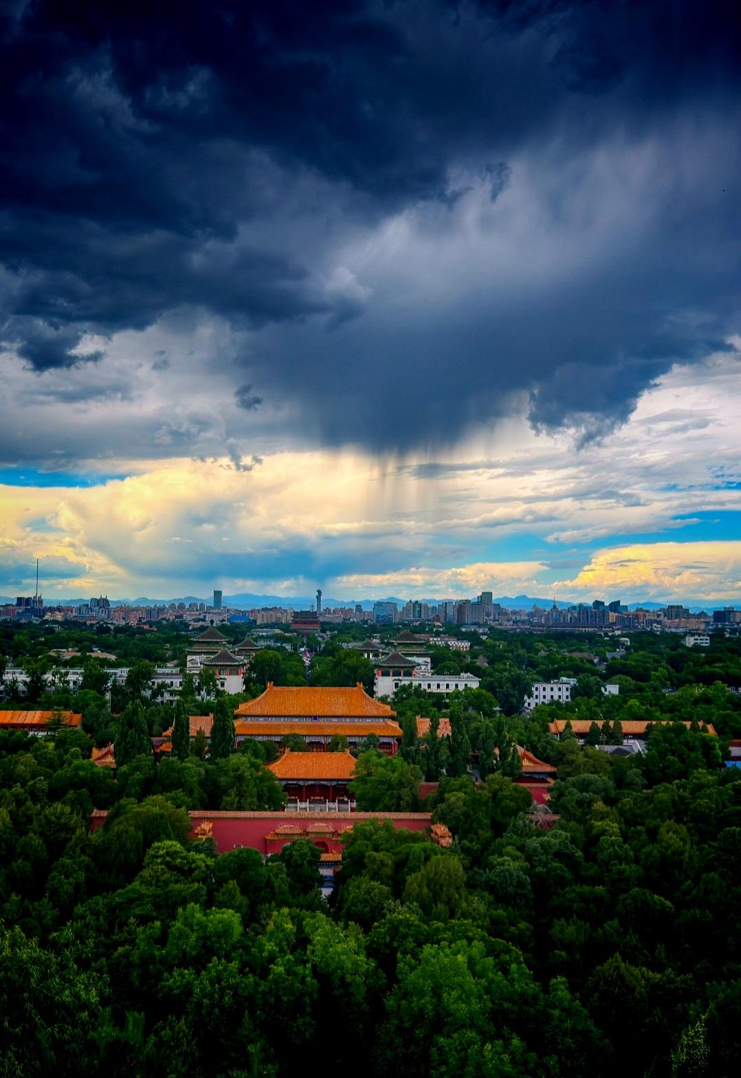 相信你一定没有见过

这带着雨云的天空