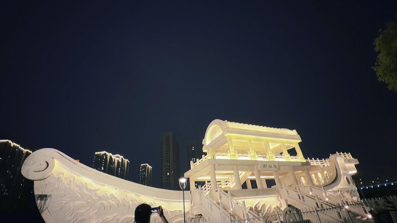 汉白玉的夜，是海河上最温柔的光🌙
夜泊海河，抬眼便望见了天石舫。通体的汉白玉白