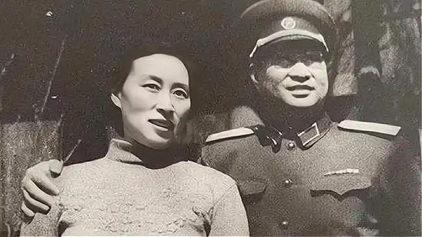 延安时期，陈赓有一次背媳妇过河，引得众人哄笑，谁料毛主席知道后却罕见发怒！
 