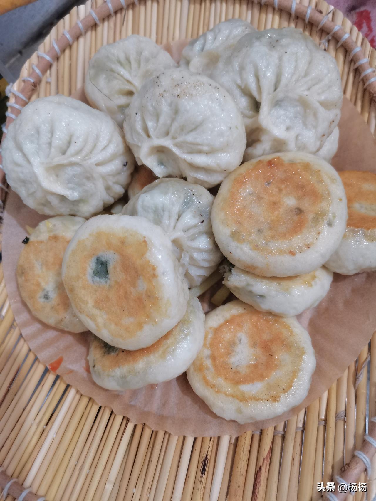 早上六点铃声一响就起床了

六点半煎包就熟了
俺家老二十分钟吃饱，然后收拾一下六