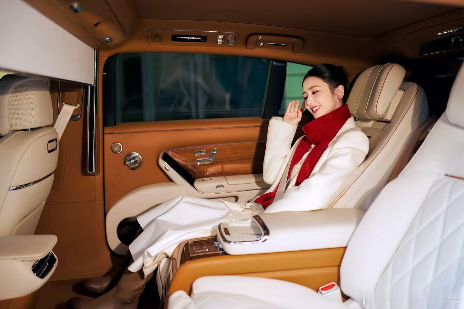 佟丽娅神女舞姿佟丽娅宫灯一开年味就来了 被佟丽娅和尊界S800的适配度狠狠戳中！