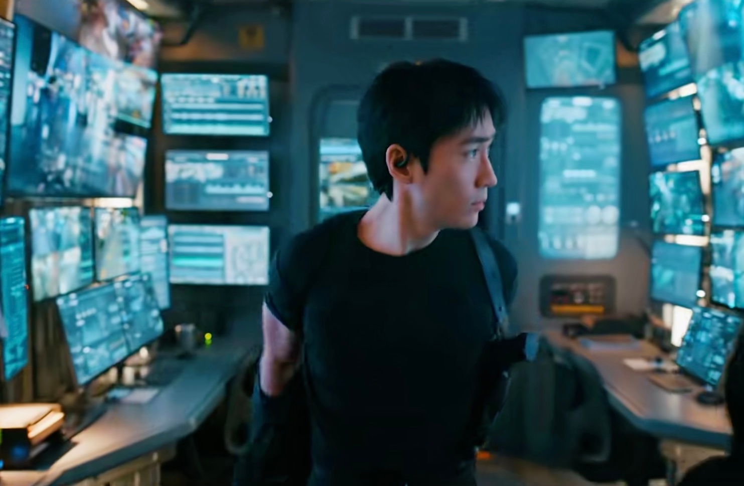 朱一龙紧身黑T恤造型 救命！朱一龙穿紧身黑T恤的样子也太绝了吧，本小笼包直接被帅