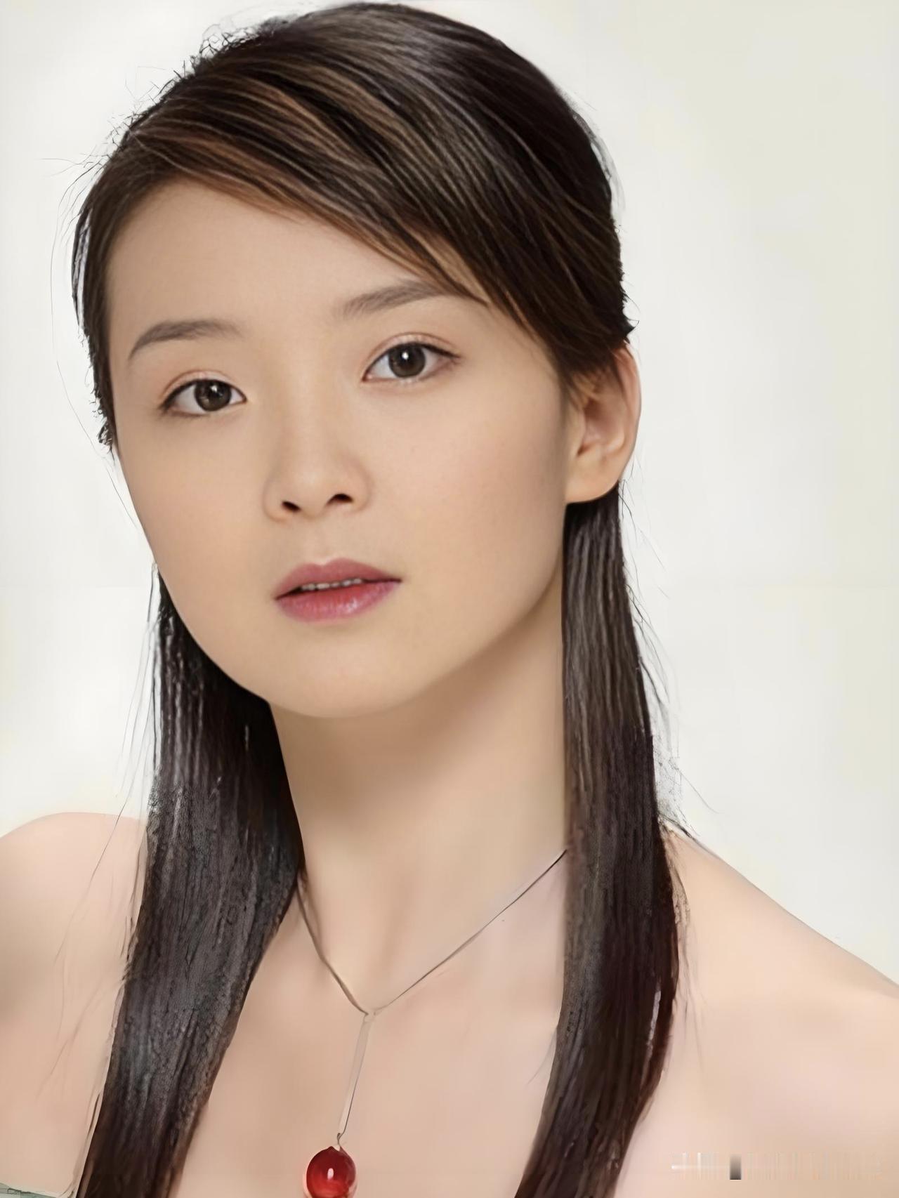 王艳，昔日“晴格格”温婉惊艳。半生历经豪门浮沉，如今51岁素雅复出。岁月虽留痕，