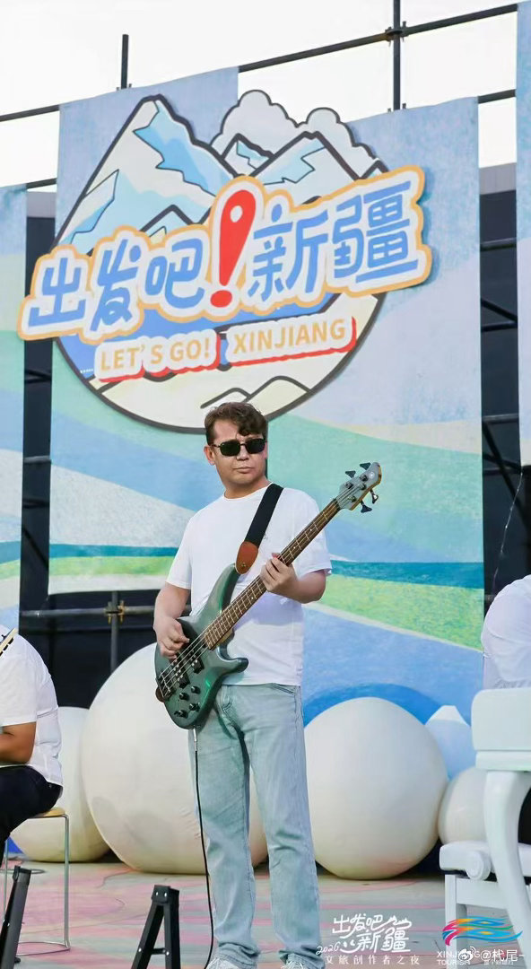 在阿克陶被美景硬控一整天 布伦库勒湖的安静氛围感太戳人，三面被连绵雪山紧紧包围，