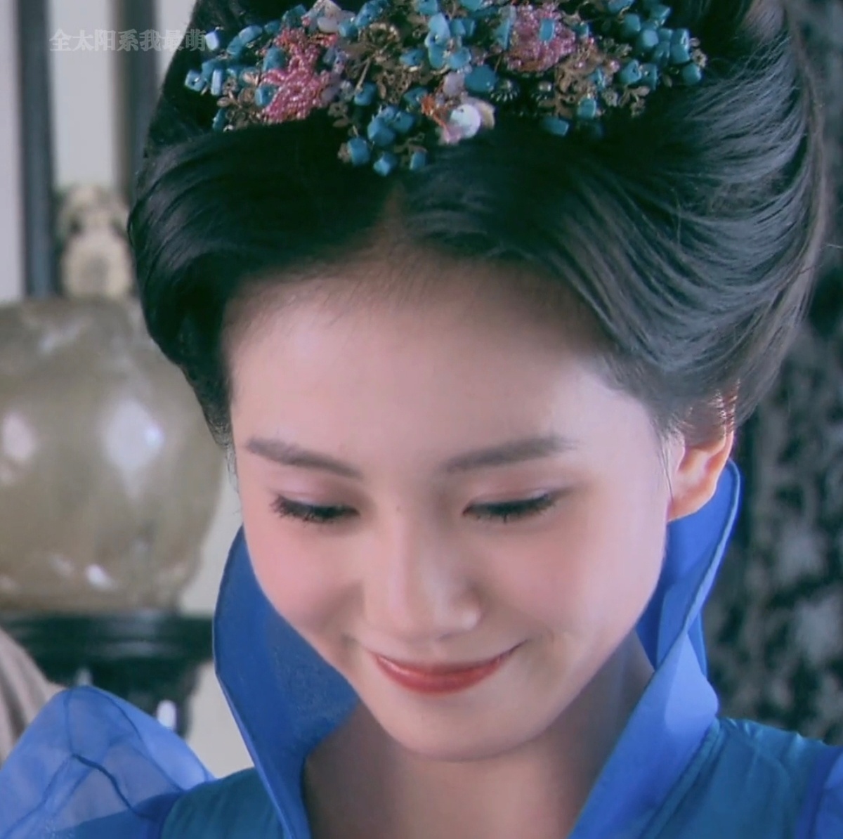 16年前龙葵就戴这样的头饰了，月巴别抄了 