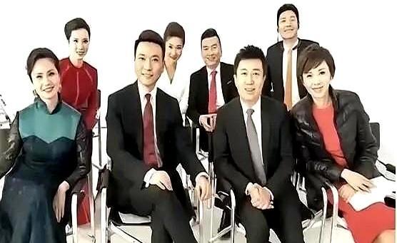 刷到这张央视主持合影 我秒喊出康辉欧阳夏丹李梓萌
 
康辉西装笔挺 抬手整理领带