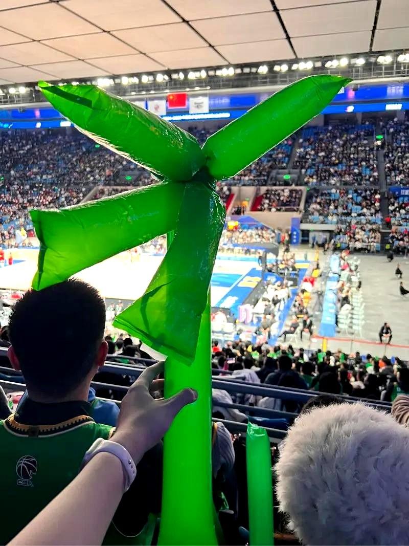 说句掏心窝子的话，有时候翻看广东男篮的评论区，我真挺恍惚的。
咱们自家球迷看球队