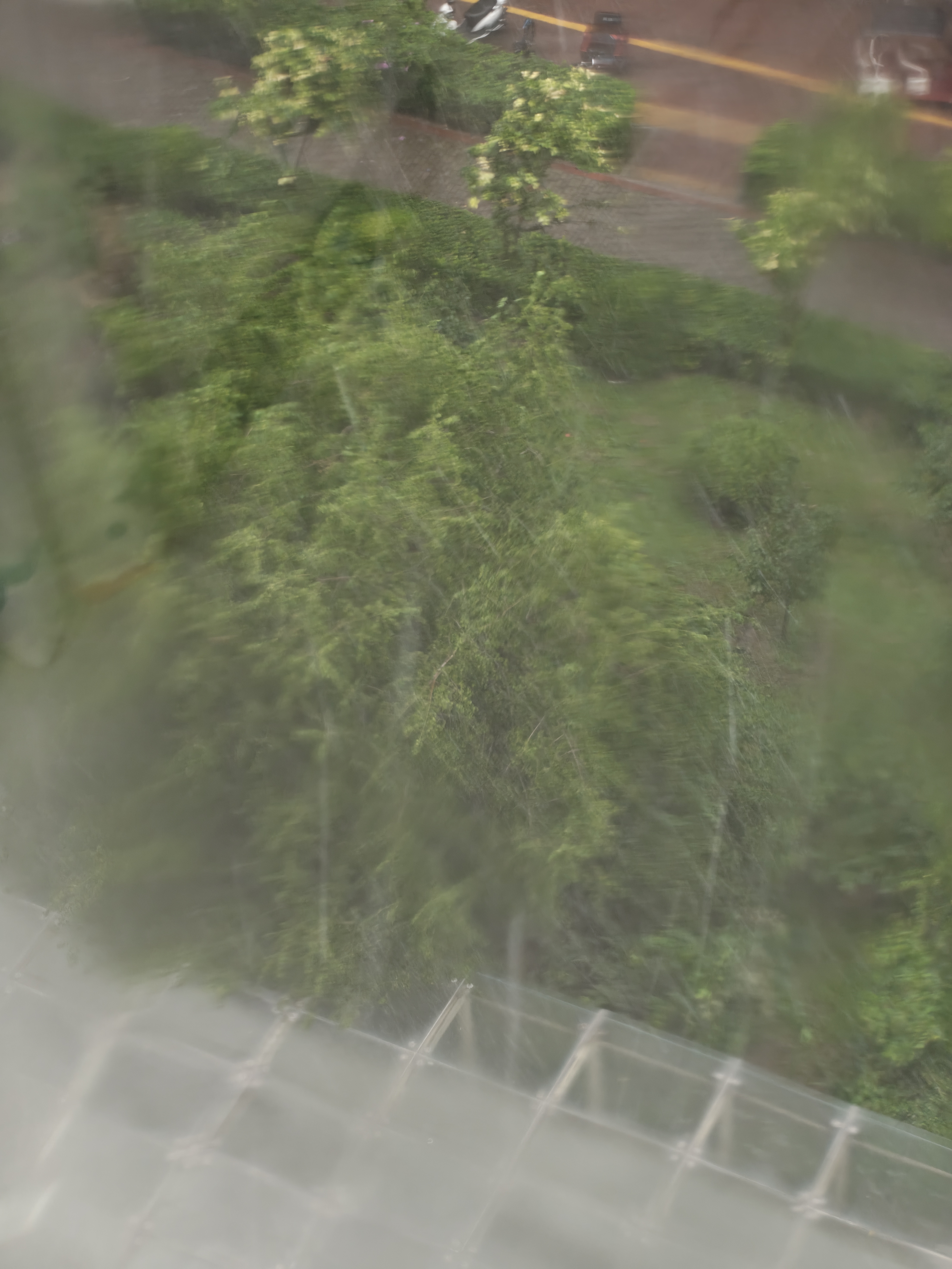 我靠，突然暴雨，天都成白色的了 