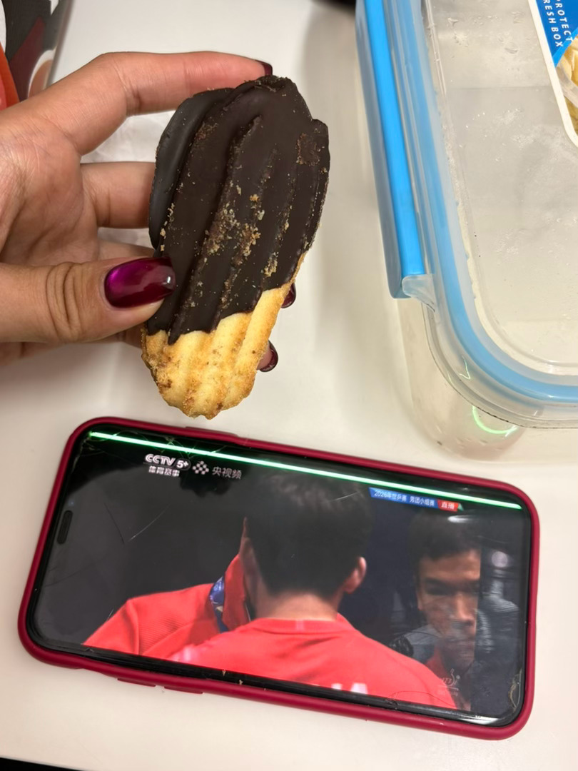 日常分享 今天糖分超标到头晕主管从上海背回来的哈氏蝴蝶酥和巧克力维纳斯（嘴馋吃了