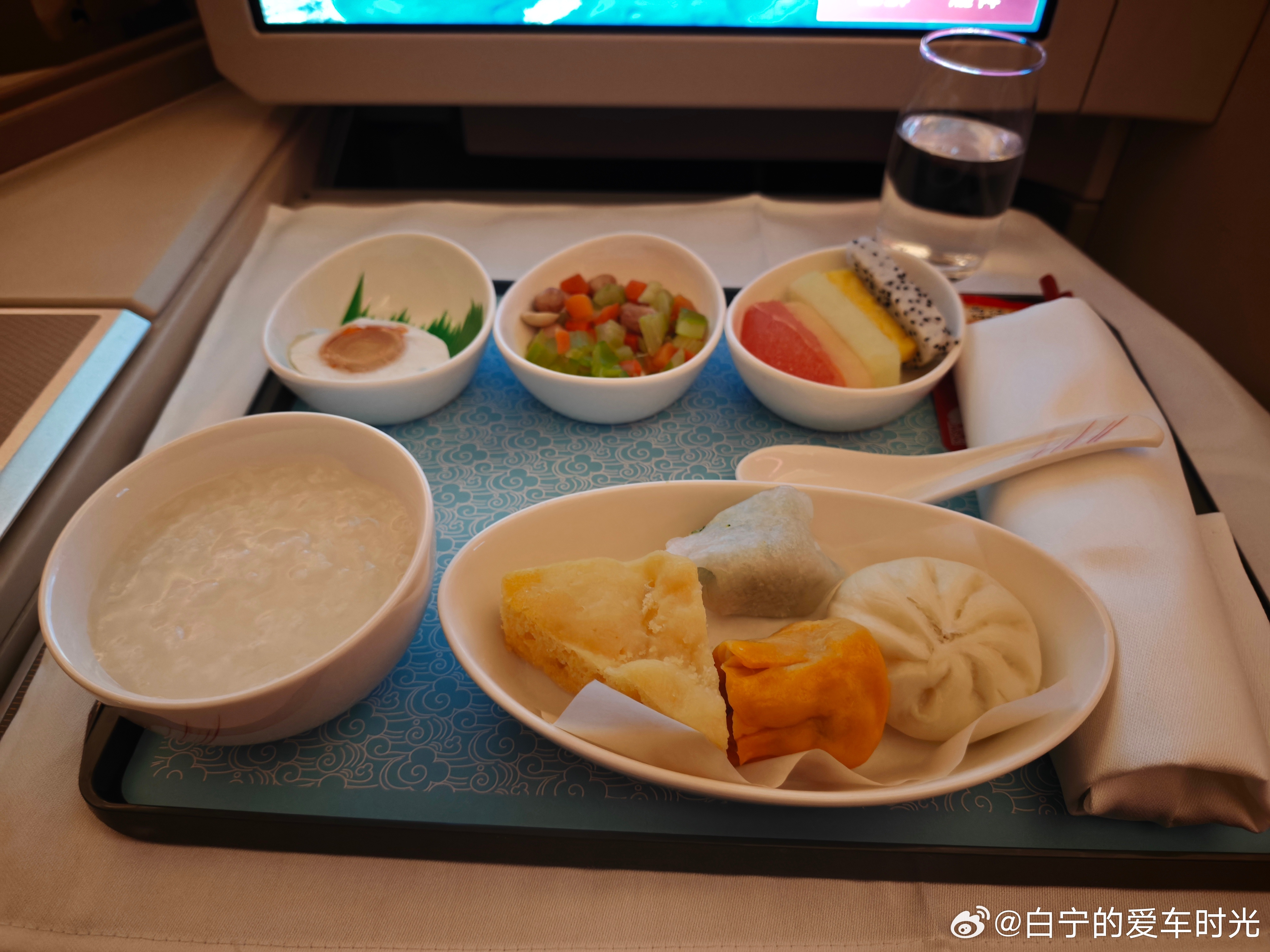 迷迷糊糊睡了两觉，到德国附近了，还有两个多小时，飞机上好干，感觉嘴都快粘上了，必