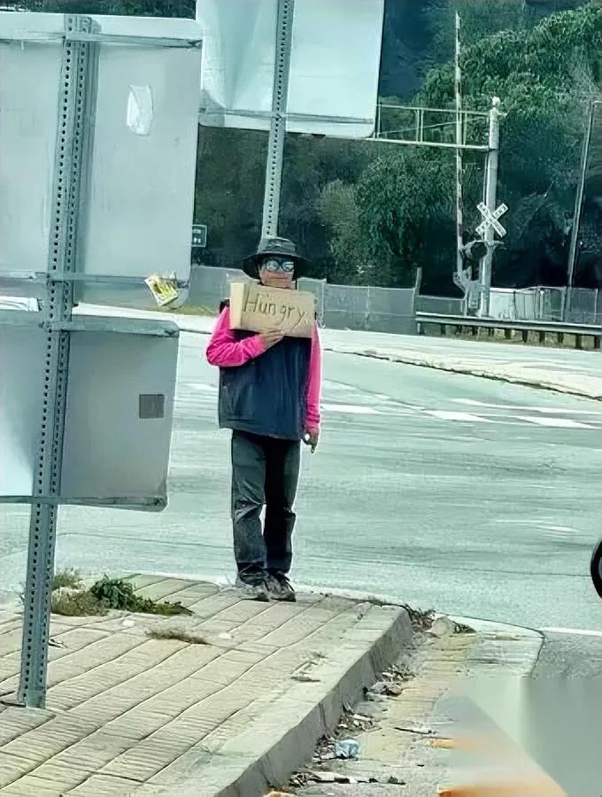 润人王伟恒又出洋相了！

街头举牌写仨字竟遭群嘲

这位曾高调“润”美的网红，如