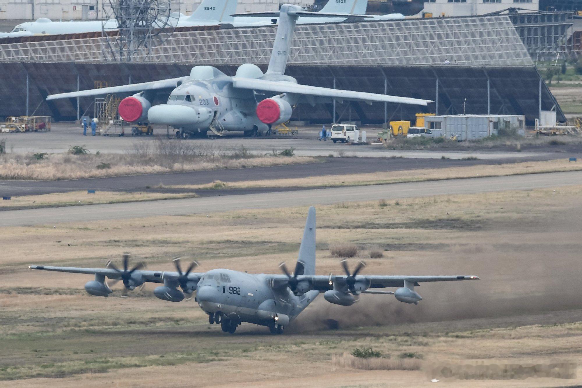 KC-130J在EC-2面前表演无铺装跑道触地复飞军事历史全触达