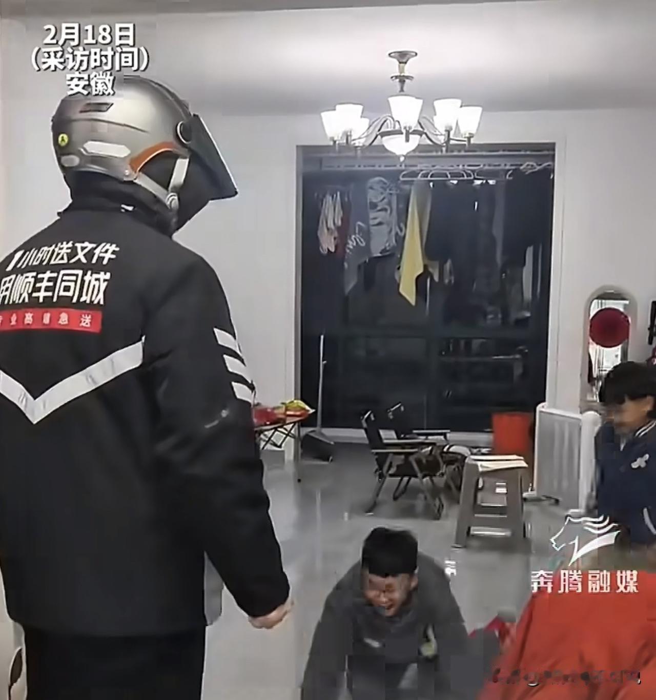 外卖小哥春节凌晨两点多回家发现两个儿子正在熬夜等他回家，两个可爱的儿子直接跪倒磕