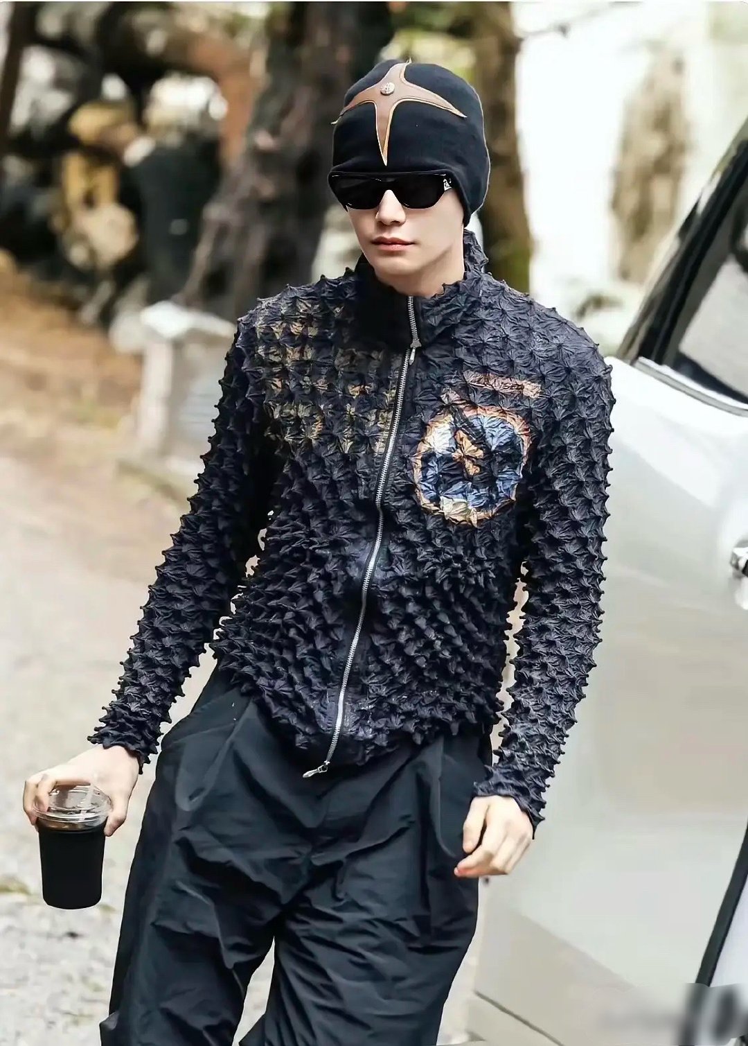 多少人和我一样看到丁禹兮外套的纹路，整个人头皮发麻，密集恐惧症发作。 