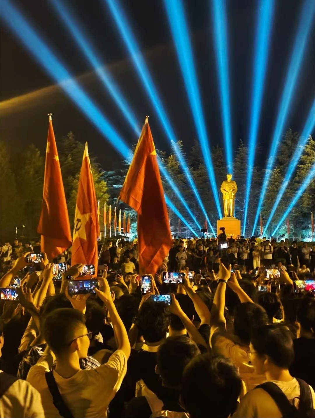毛泽东逝世五十年 世界是你们的，也是我们的，但是归根结底是你们的。你们青年人朝气