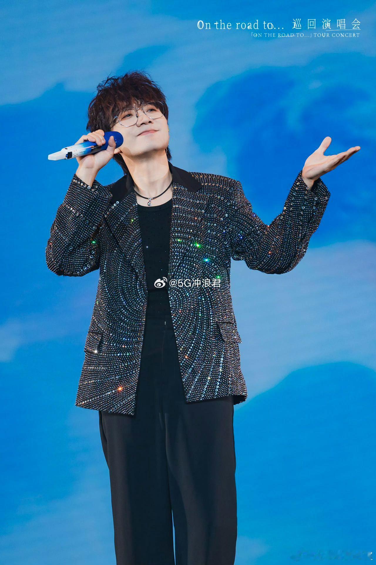 王铮亮唱得念头通达 被王铮亮的手写热搜词萌到了，整活这块他从来没输过。这次跨晚一