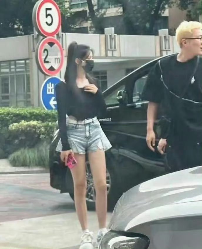 杨超越这身材比例妥妥一位生图怪物 