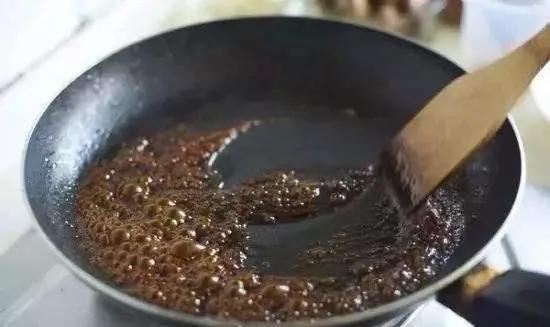 做红烧肉时，用冰糖还是白糖首选冰糖*追求传统红亮色泽、甜味平衡时最佳。