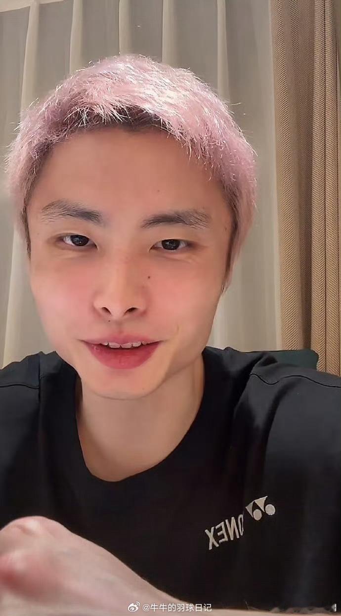 今晚，第十五届全国运动会闭幕。羽毛球运动员石宇奇在20日直播中透露自己将担任江苏