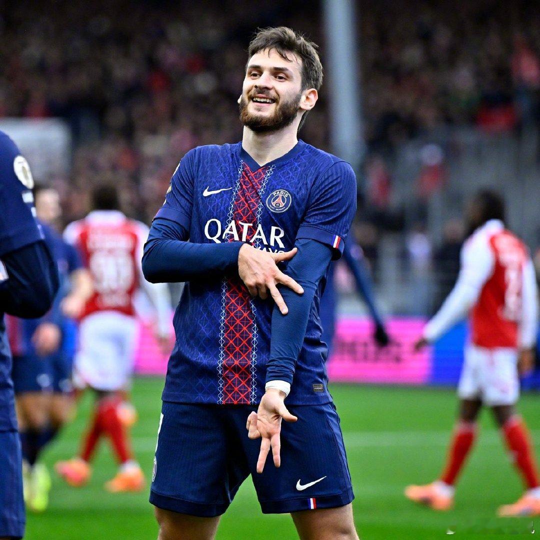 【官方】巴黎的克瓦拉茨赫利亚当选2025年度格鲁吉亚最佳球员，这是他第4次获得该