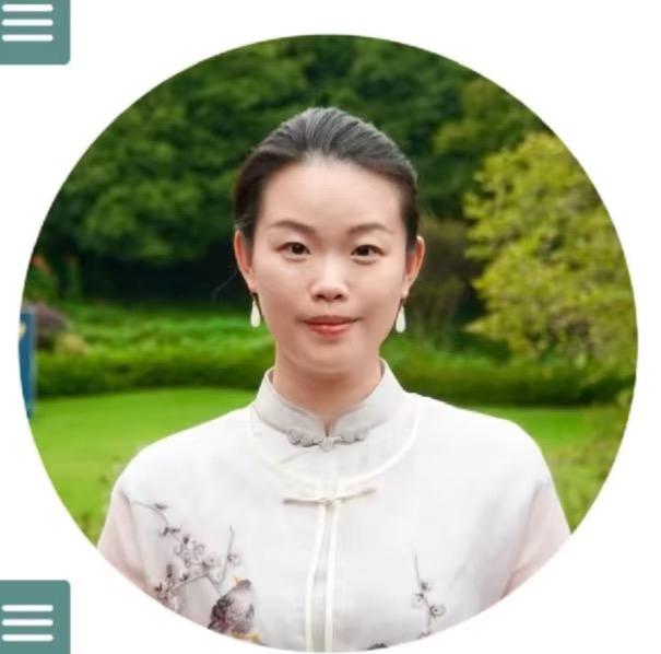 徐莺也是充满了传奇色彩，

本硕学的生物专业，博士却能学习美术专业，而且还能用南