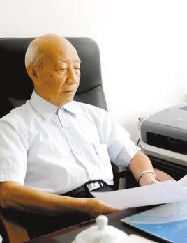 郑学勤，1929年7月10日出生于安徽省黄山市（原歙县）堨田村一个山清水秀的江南