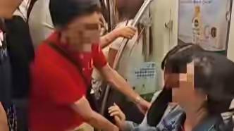 四川成都，女孩和母亲上了地铁，刚好有两个爱心专座空着就坐下了，下一站，上来一位老