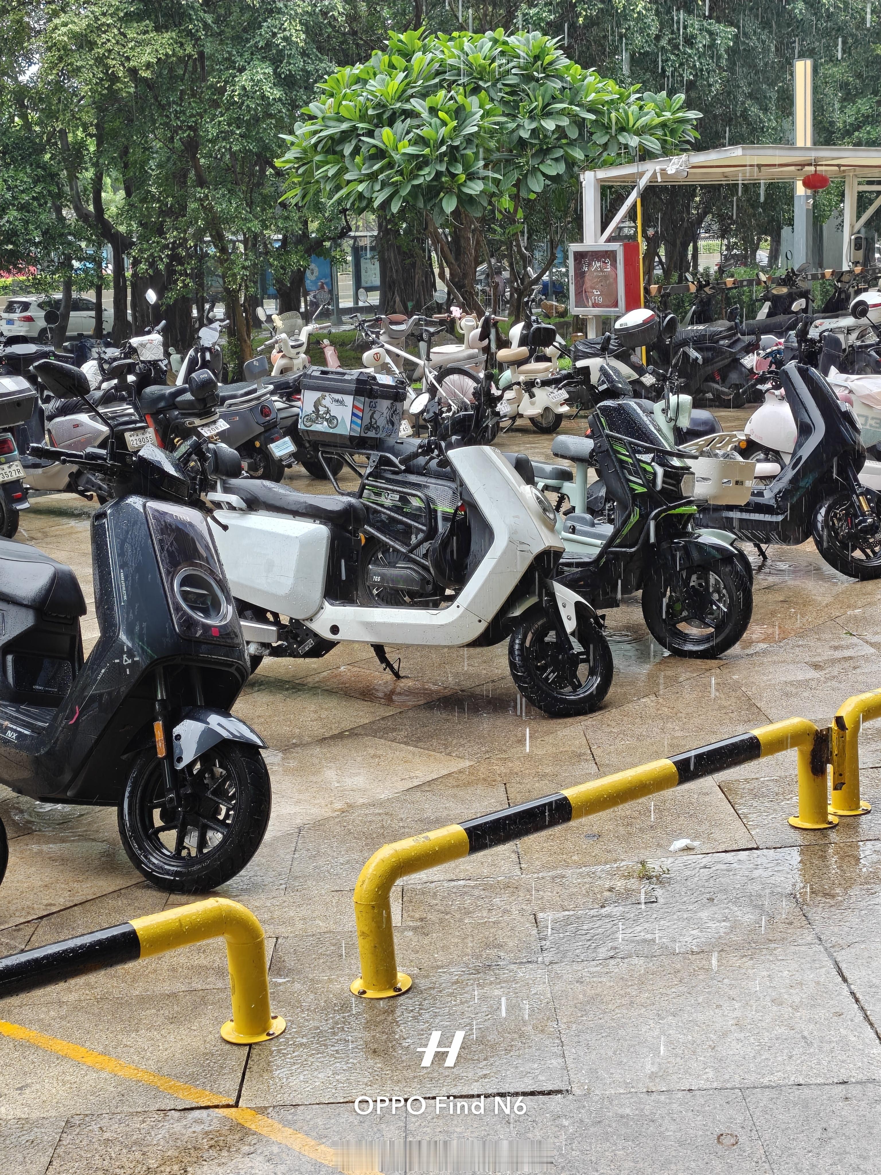 不知道深圳这个雨得下到哪天？每天就这么一阵一阵的下着……深圳天气有多爱上热搜