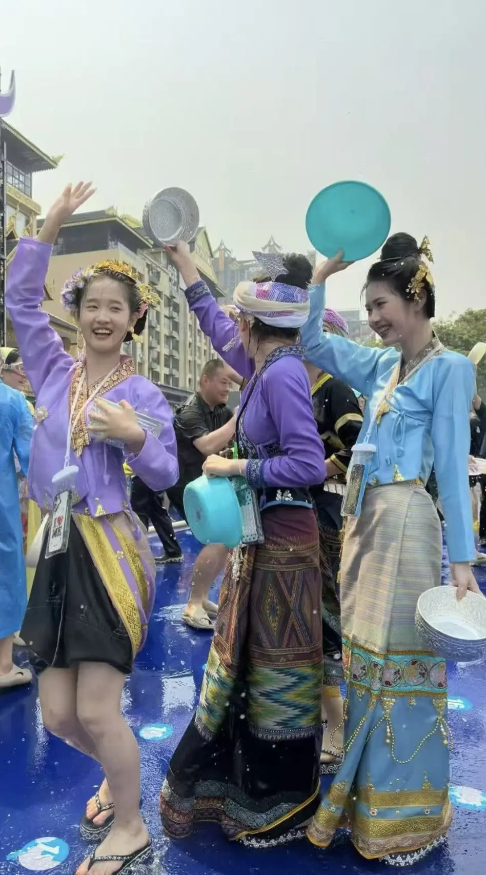 为什么我要上班，我想去过泼水节😀