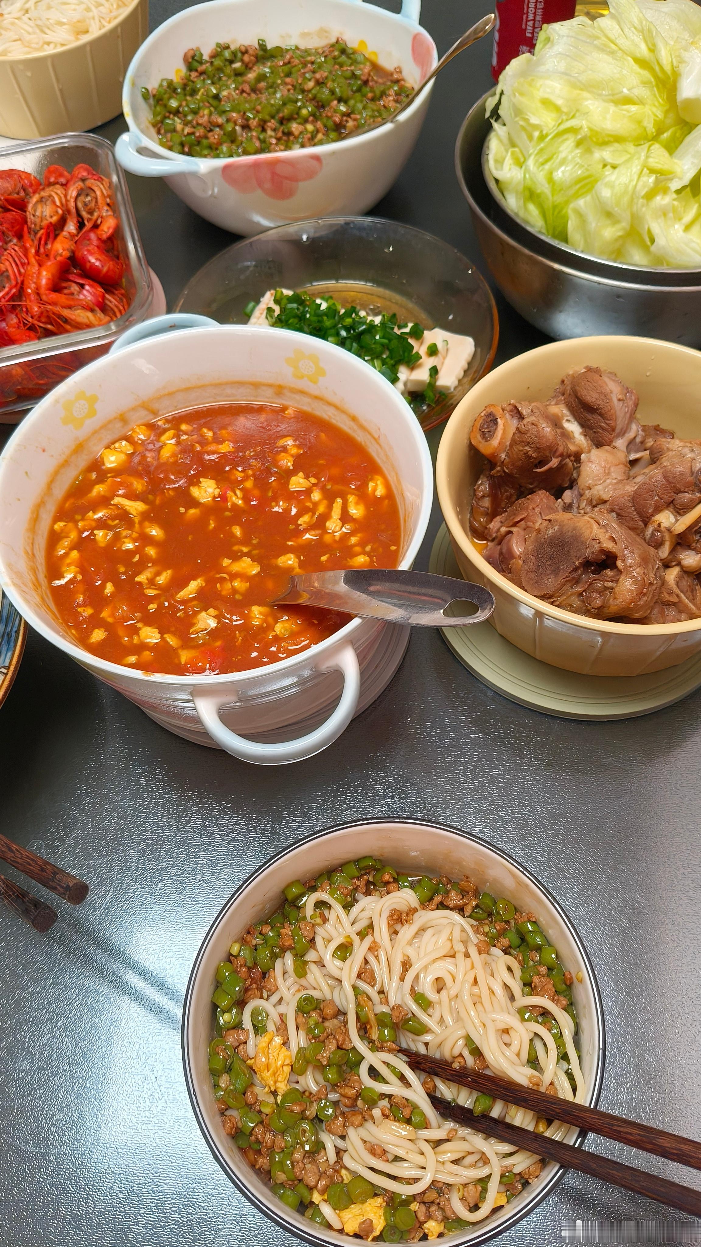 晚上姐姐男朋友做的肉沫豇豆西红柿鸡蛋面条，我吃了一大碗，自从姥爷出去玩我都没正经