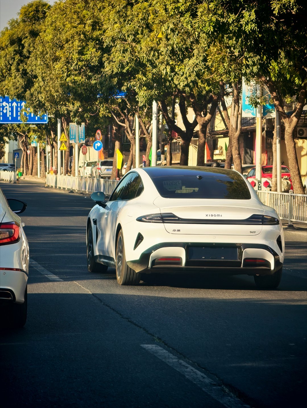 最近白色版本的SU7是有什么政策么。之前白色的SU7基本很少很少看到，最近好多次