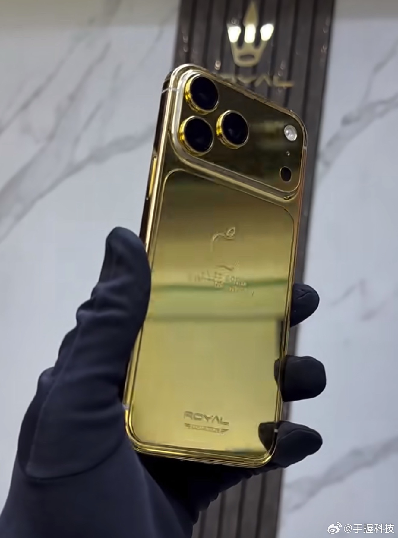 手机壳比手机还贵迪拜土豪每年都会搞一台iPhone黄金定制版，机身是纯金打造，相