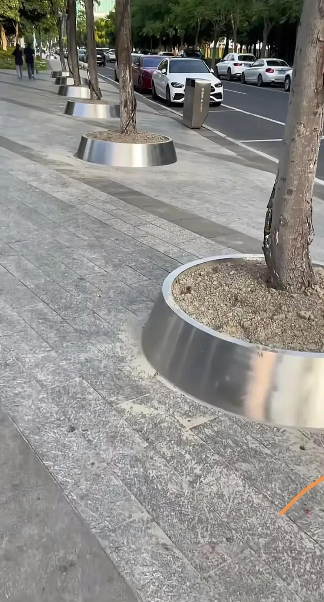 杭州的钢圈没了，
现在没人喷了吧？
铺上带孔的砖块，
再种上绿油油的小草，
不会