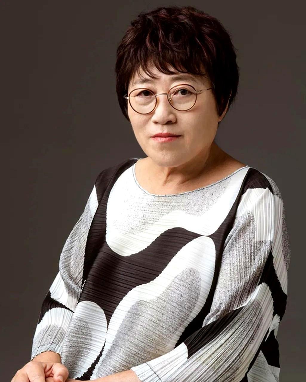 性学专家李银河说：“男欢女爱的确让人很兴奋。
可有些人偏要把这事当饭吃，最后弄得