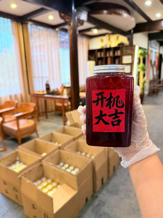 虞书欣请念相思剧组喝奶茶虞书欣请念相思剧组喝奶茶，欣欣就这样大方又暖心啊