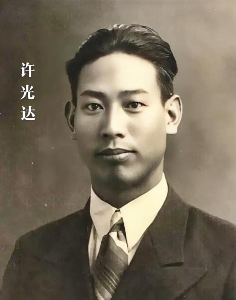 1938年，许光达和分别10年的妻子终于团聚。谁料就在妻子要扑到许光达怀里时，两