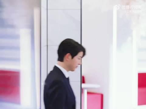 #宋仲基客串眼泪女王主动提离婚梗#宋仲基当初客串眼泪女王主动提和宋慧乔的离婚梗，感觉还挺在意的[泪奔