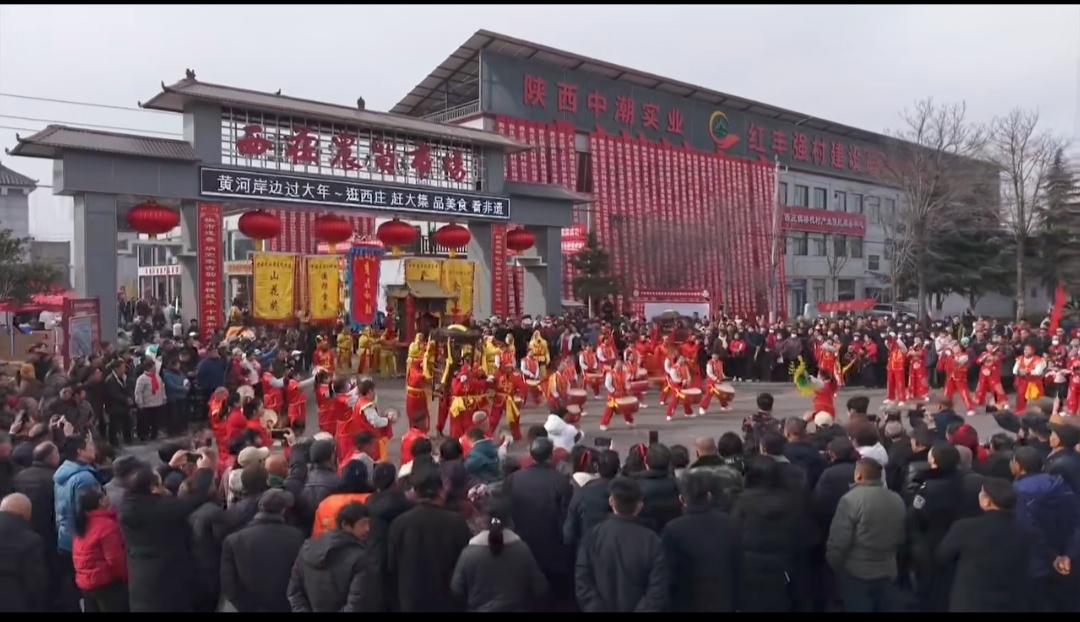 过了腊八又过小年，年味的印象在物价一天一涨，在街上到处提着新衣服的小孩，那味早已