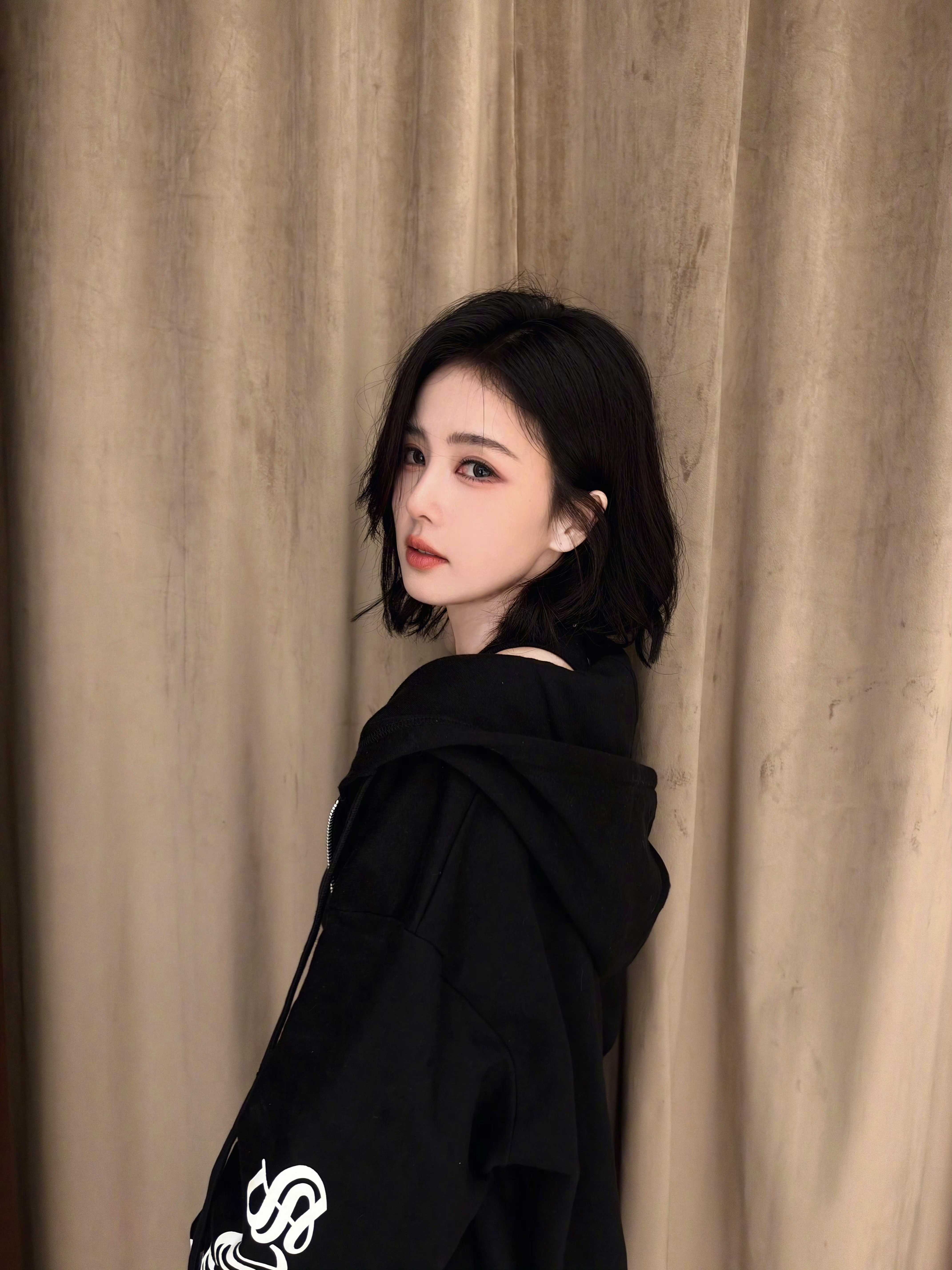 白鹿[超话]  🦌 白鹿白月梵星  🦌 白鹿夏凤华  上帝的珠宝掉落地，所以