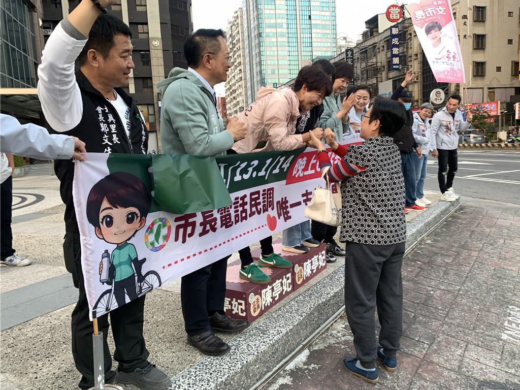 最后关头，陈亭妃站路口拜票 吁选民唯一支持台南400年来第一位女市长
民进党县市