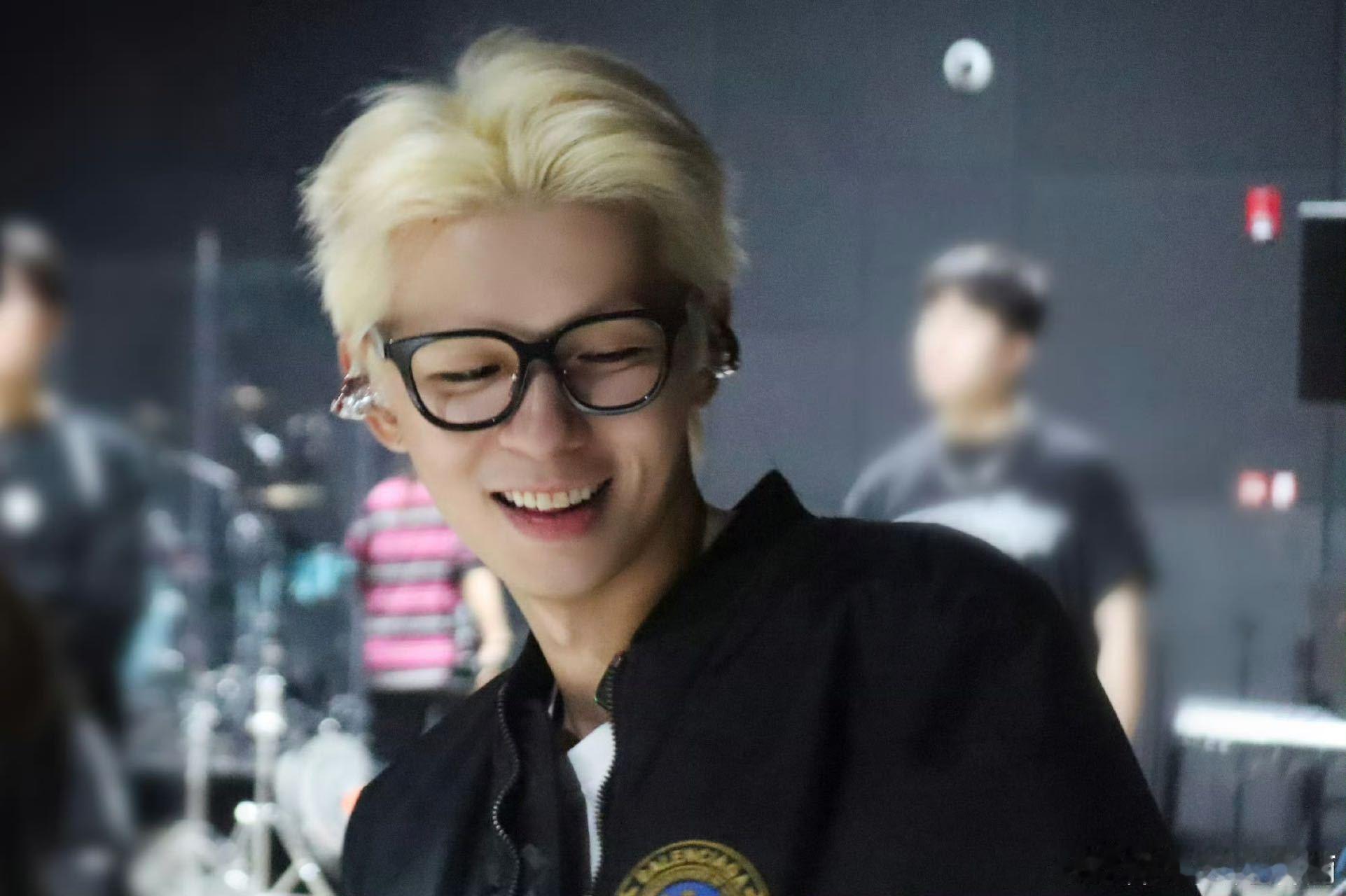 何浩楠HE限定生日演唱会 倒计时的时光里，宝宝要像璀璨的星星一样闪耀又快乐！虽然