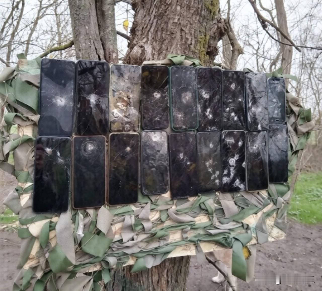 防弹手机迫在眉睫，俄罗斯军人发布一张照片，上面摆了一片手机，每一部都有子弹的痕迹