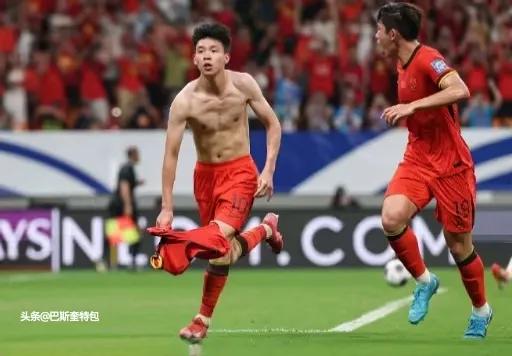 今晚国足沸腾了！小将王钰栋点球一锤定音，打进国家队生涯首球，助国足1-0拿下巴林